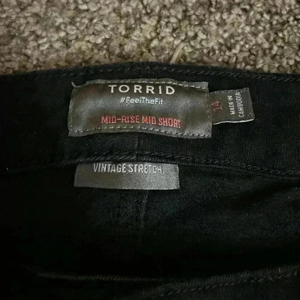 Torrid Mid-Rise Vintage Stretch Black Jean Shorts - Picture 2 of 3